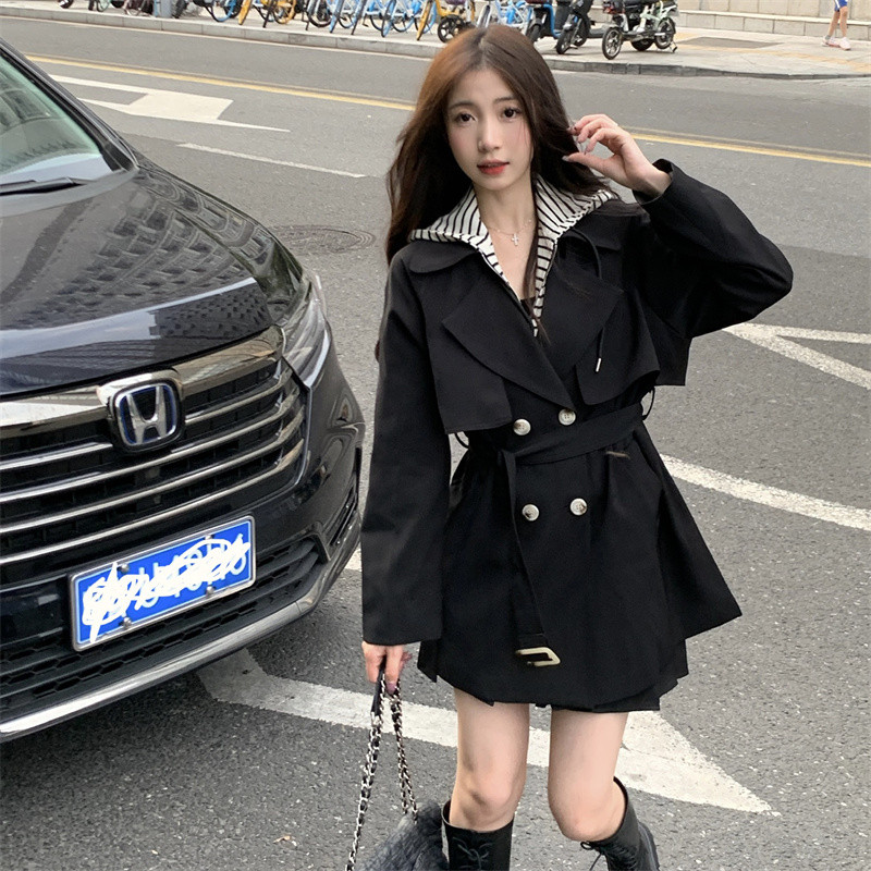 Versiunea coreeană 2023 de toamnă nouă, scurtă, de gamă largă, jachetă de vânt de mărime mare, haină falsă din două piese cu glugă pentru femei, de top, proaspăt șic