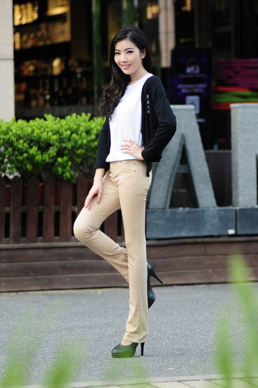 2023. aasta uued õhukesed kristalliseerunud värvilised naiste püksid, mille põhjaga väike, tõmblukk