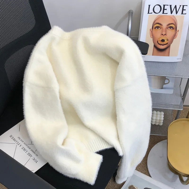 Jednostavni korejski pleteni džemper od baršuna od imitacije nerca s O-izrezom 2023., ležerni opušteni kardigan s mekim bisernim gumbima