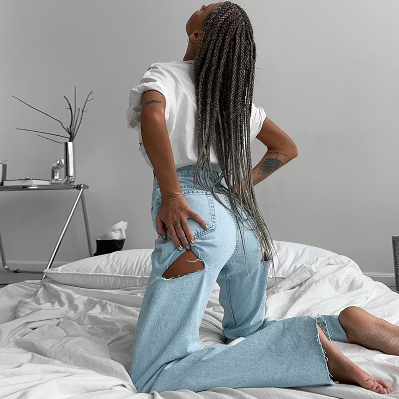 2023. aasta kevad, uued lihtsad vabaaja, õhukesed, kuumad tüdrukute lõhki kantud teksad, naiste moed, teksapüksid