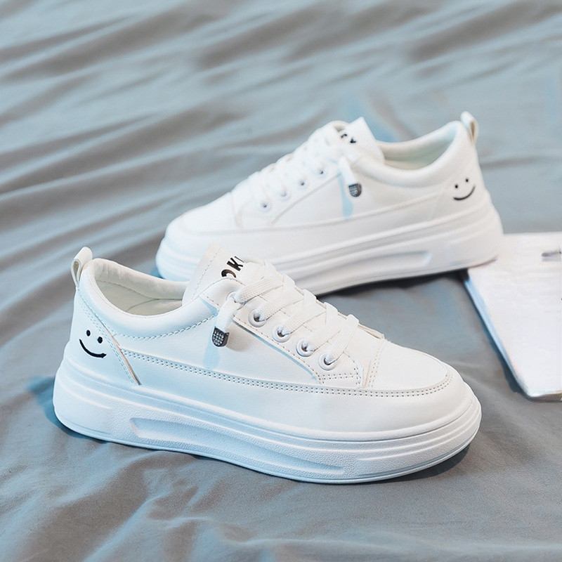 Kevadised tossud naeratavad naiste valged paksu tallaga kingad mood vabaaja tennisetreenerid suvised noored tüdrukud üliõpilasjalatsid