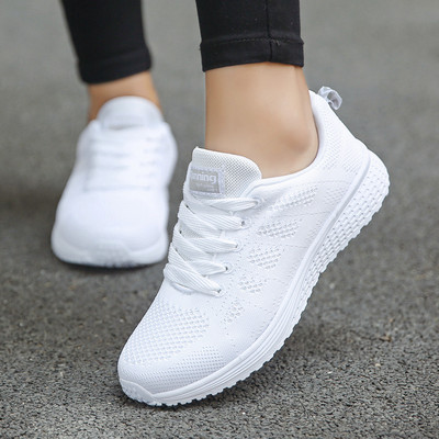 Дамски ежедневни обувки Модни дишащи мрежести обувки с плоска обувка Маратонки Дамски 2021 г. Вулканизирани обувки за фитнес Бели дамски обувки