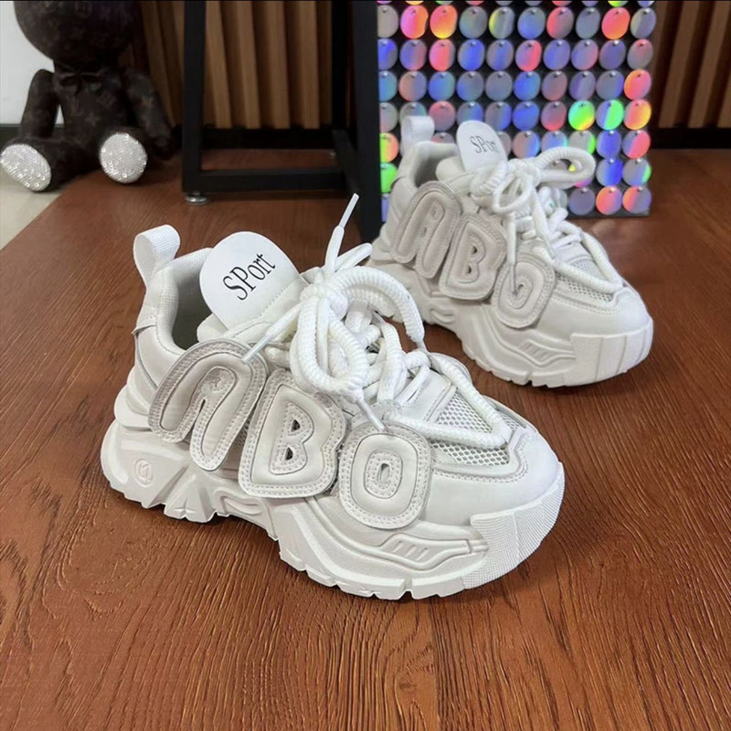 Rudeniniai stambūs sportiniai bateliai, platforma, kvėpuojantis storu padu, sportiniai batai moterims, suvarstomi madingi lauke vaikštantys moteriški laisvalaikio batai