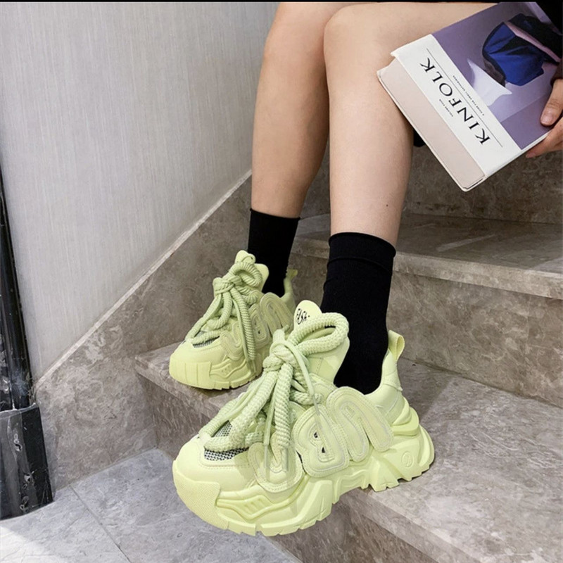 Rudeniniai stambūs sportiniai bateliai, platforma, kvėpuojantis storu padu, sportiniai batai moterims, suvarstomi madingi lauke vaikštantys moteriški laisvalaikio batai