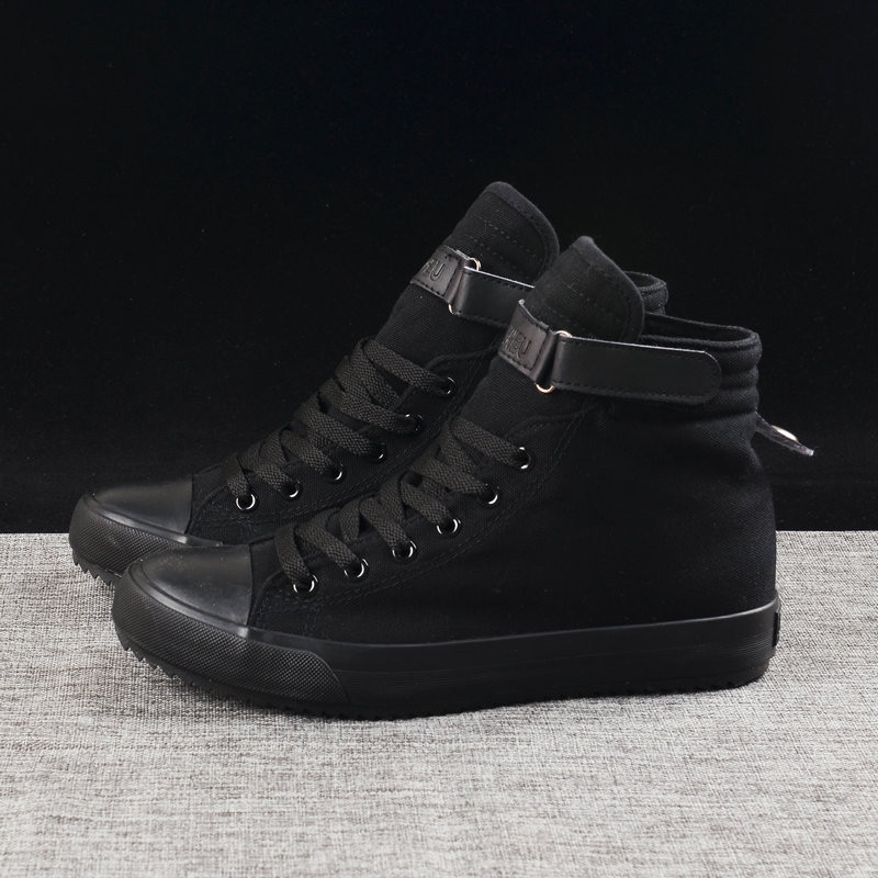 2021-es újdonság Nyári divat Férfi Lapos Cipők Teljesen fekete-fehér Alkalmi cipők Férfi vászoncipők Fűzős magas szárú cipők