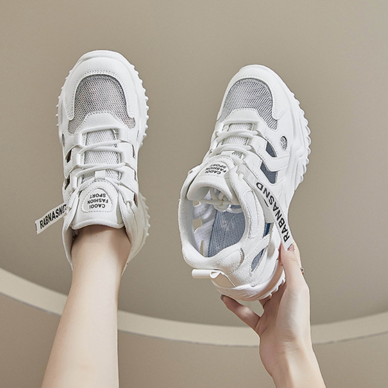 2023-as nyári légáteresztő diáksportcipők Új, magas felső üreges Daddy cipők Női alkalmi magasító cipők