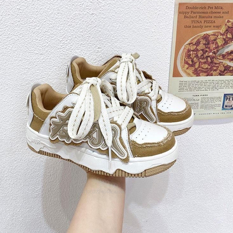 Κορεάτικα πάνινα παπούτσια νέας μόδας Pu δερμάτινα συνονθύλευμα Y2k Γυναικεία αθλητικά παπούτσια γράμματα Decal Παπούτσια για ζευγάρια Χοντρά τακούνια Ευέλικτο αθλητικό παπούτσι