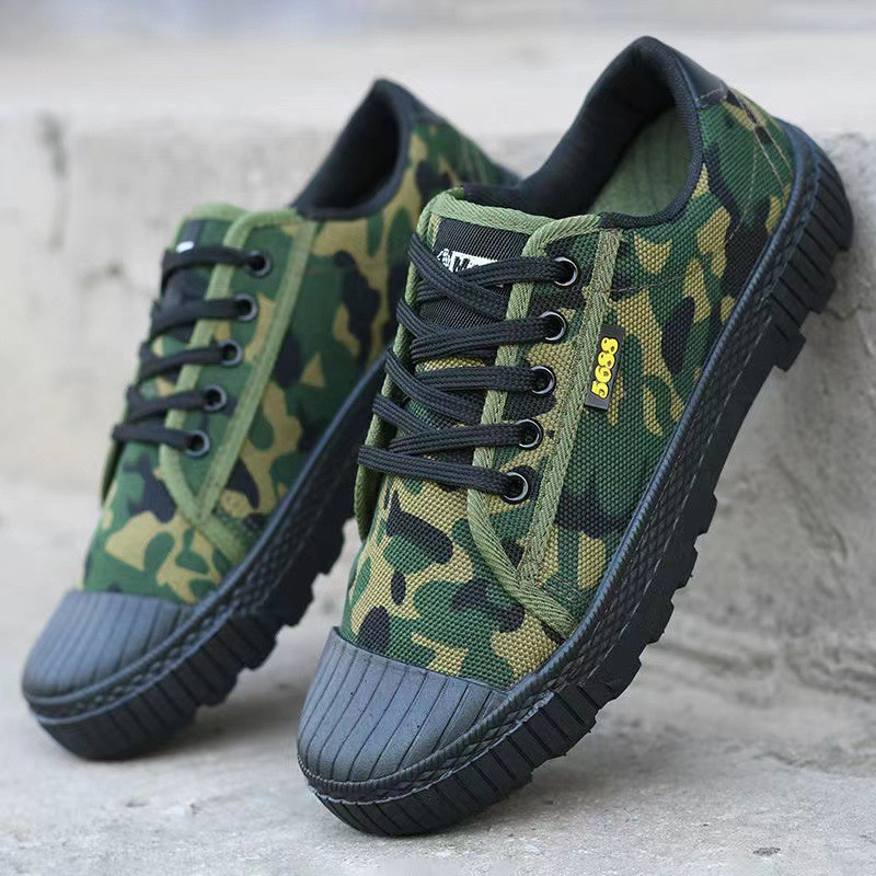 Treeningjalatsid meestele: kõrge ja madala ülaosaga riidest jalatsid Meeste tossud välitingimustes laienevad treeningjalatsid