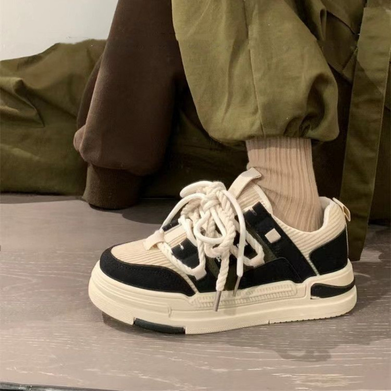 2023. aasta uued naiste spordijalatsid Platvormiga tossud Naiste vulkaniseeritud jalatsid Disainer Uued paeltega hingavad tossud Lamedad kingad