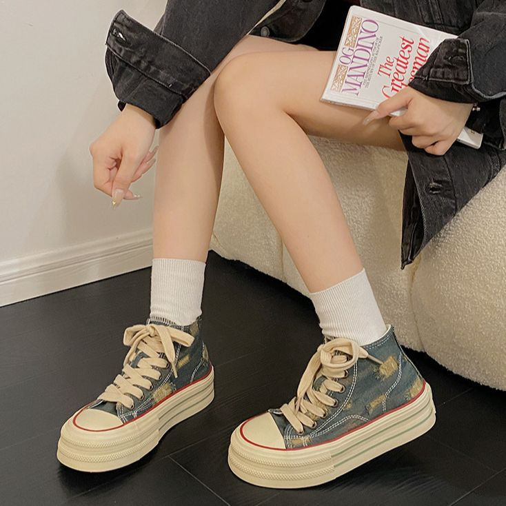 Vaba aeg super tulisinised kõrge ülaosaga paksu tallaga lõuendist kingad naiste 2023 uued suvised retro plahvatuskingad.