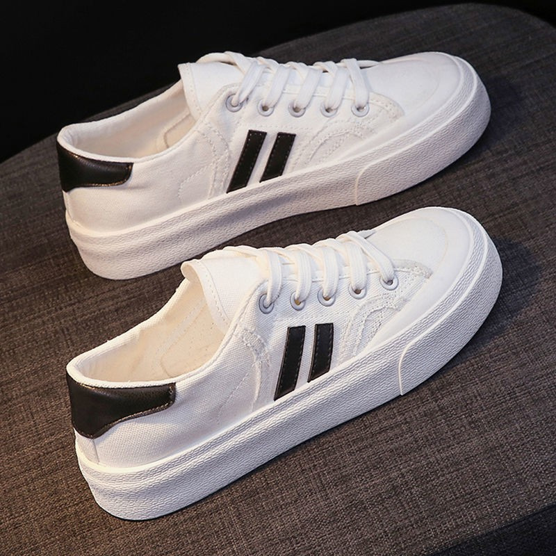 Naiste tossud 2023 Moodsad hingavad vulkaniseeritud kingad Naiste PU-nahast platvormkingad Naiste nööriga vabaajajalatsid valged