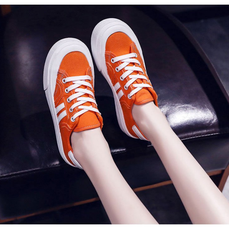 Naiste tossud 2023 Moodsad hingavad vulkaniseeritud kingad Naiste PU-nahast platvormkingad Naiste nööriga vabaajajalatsid valged