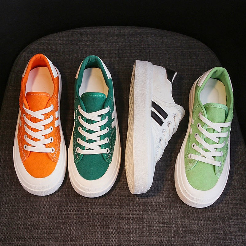 Naiste tossud 2023 Moodsad hingavad vulkaniseeritud kingad Naiste PU-nahast platvormkingad Naiste nööriga vabaajajalatsid valged