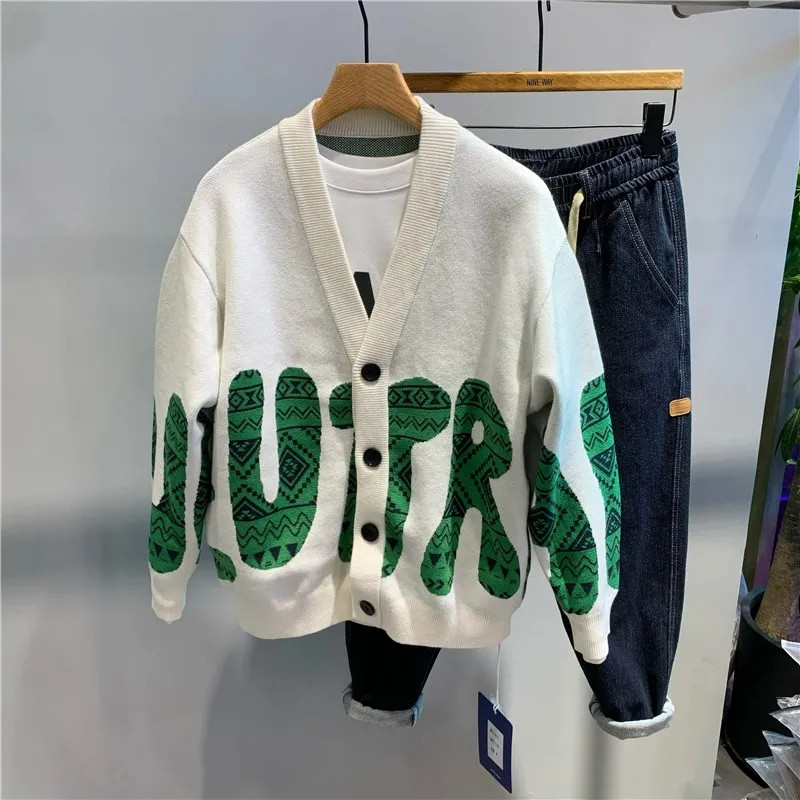 Meeste riided Sügis-talv Uus Ameerika trendikirjaga trükitud V-kaelusega kootud kampsun Lahtine Korea moe paksendatud kampsun mantel