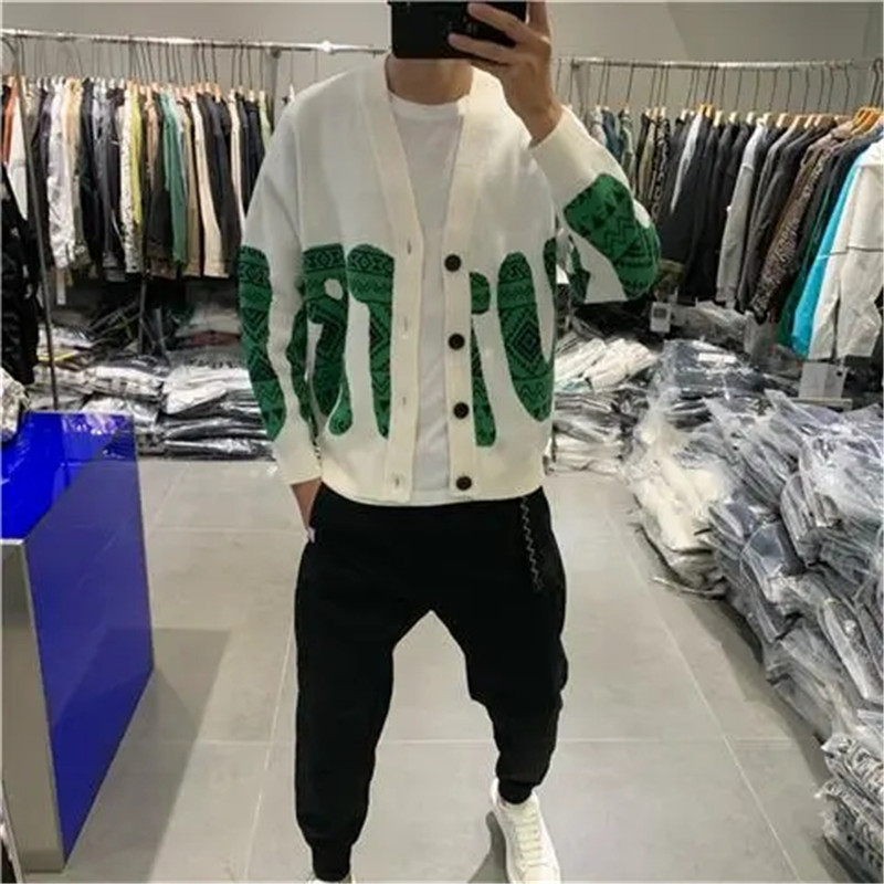 Meeste riided Sügis-talv Uus Ameerika trendikirjaga trükitud V-kaelusega kootud kampsun Lahtine Korea moe paksendatud kampsun mantel