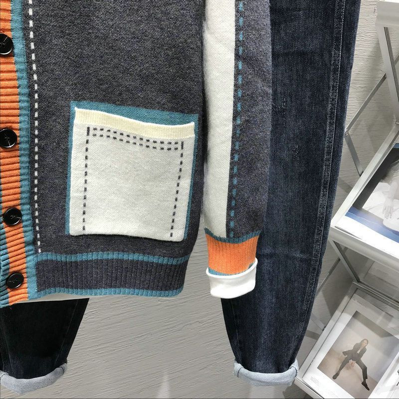 Ανδρική πλεκτή ζακέτα πουλόβερ με αντίθεση χρώματος φθινοπώρου Χειμώνας Νέα πουλόβερ Μπουφάν με λαιμόκοψη V Κορέας μόδας μακρυμάνικο παλτό