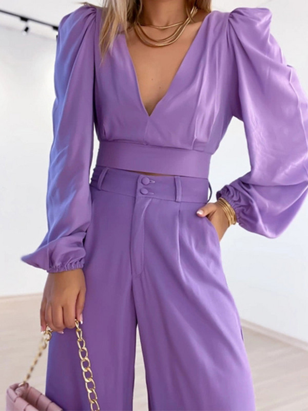 2022. aasta sügis, uued naiste kaheosalised komplektid, V-kaelusega lühikesed topid ja kõrge vöökohaga vabad püksid.