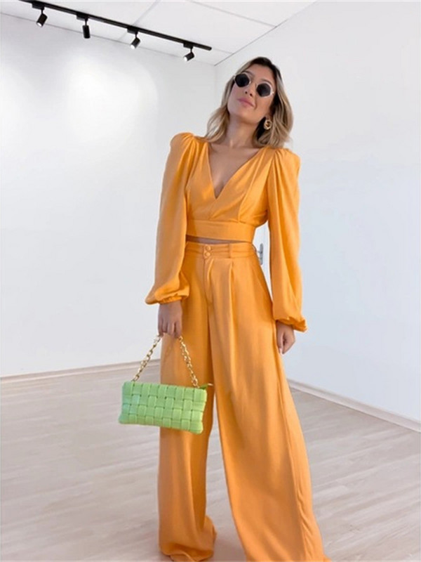 2022. aasta sügis, uued naiste kaheosalised komplektid, V-kaelusega lühikesed topid ja kõrge vöökohaga vabad püksid.