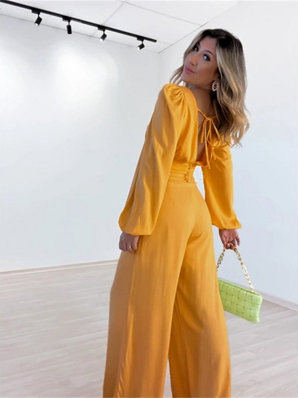 2022. aasta sügis, uued naiste kaheosalised komplektid, V-kaelusega lühikesed topid ja kõrge vöökohaga vabad püksid.