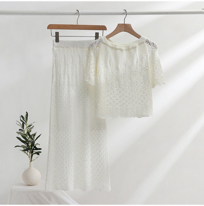 Suvine lühikeste varrukatega kootud kampsun, kõrge vöökohaga õhuke keskmise pikkusega volangidega seelik, kaheosaline komplekt Naiste varustus vabaaja lihtsad ülikonnad