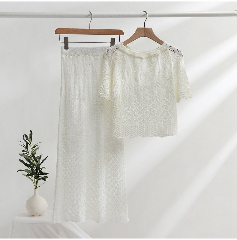 Suvine lühikeste varrukatega kootud kampsun, kõrge vöökohaga õhuke keskmise pikkusega volangidega seelik, kaheosaline komplekt Naiste varustus vabaaja lihtsad ülikonnad