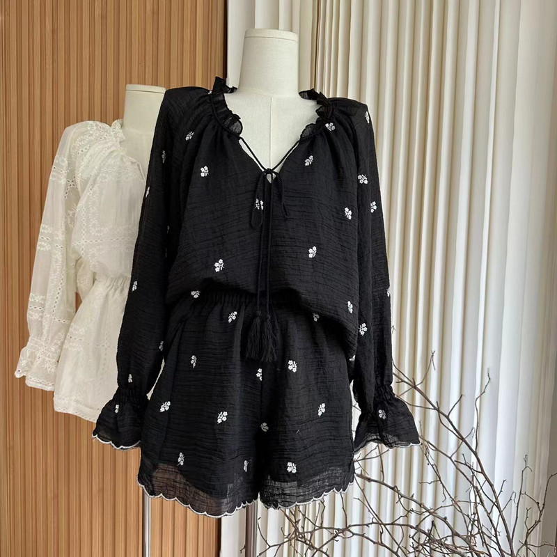 2023. aasta uus trompetivarrukatega V-kaelusega naiste särgi ülikond Elegantne õõnsa žakaarvärvi pikkade varrukatega ülaosa, elastse vöökohaga lühikesed püksid, naiste kaheosaline komplekt