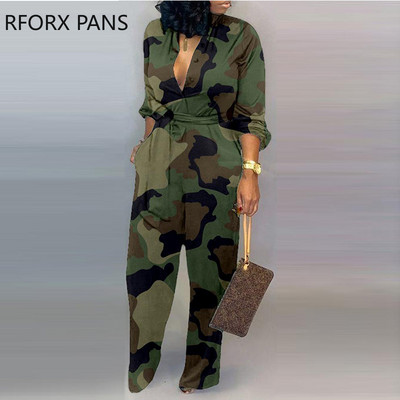 Ženski kombinezon s kamuflažnim printom s V izrezom i kopčanjem