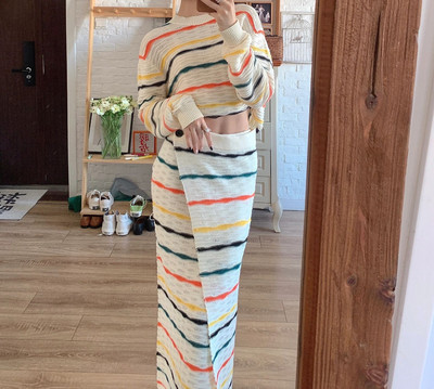 Kompleti suknji Pleteni džemper Jesen Novi elegantni ženski gornji dio s duginim prugama Ženska odjeća s podijeljenim omotom na bokove za 2023.