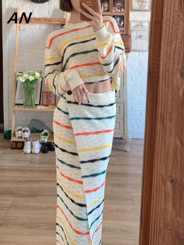 Kompleti suknji Pleteni džemper Jesen Novi elegantni ženski gornji dio s duginim prugama Ženska odjeća s podijeljenim omotom na bokove za 2023.