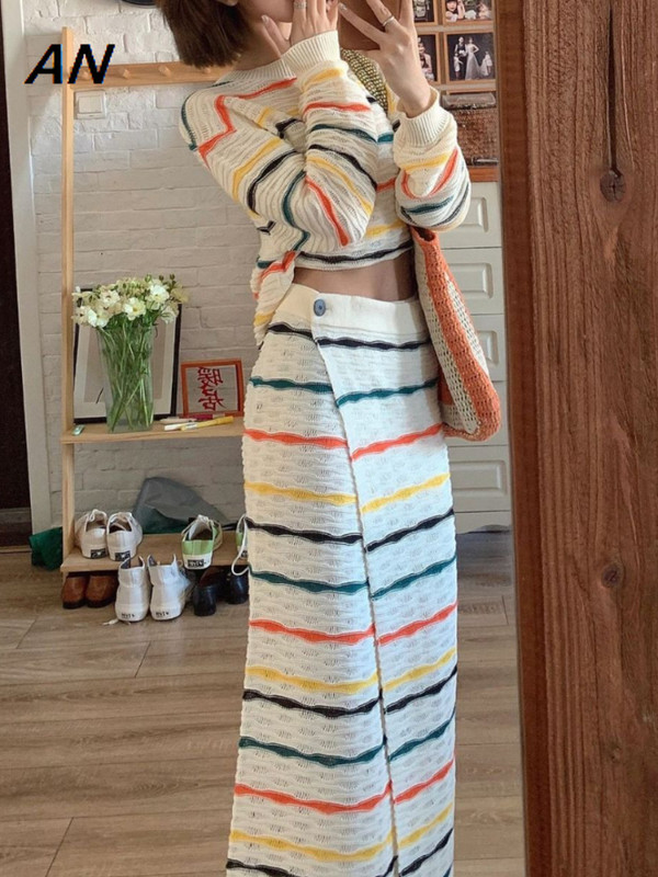Kompleti suknji Pleteni džemper Jesen Novi elegantni ženski gornji dio s duginim prugama Ženska odjeća s podijeljenim omotom na bokove za 2023.