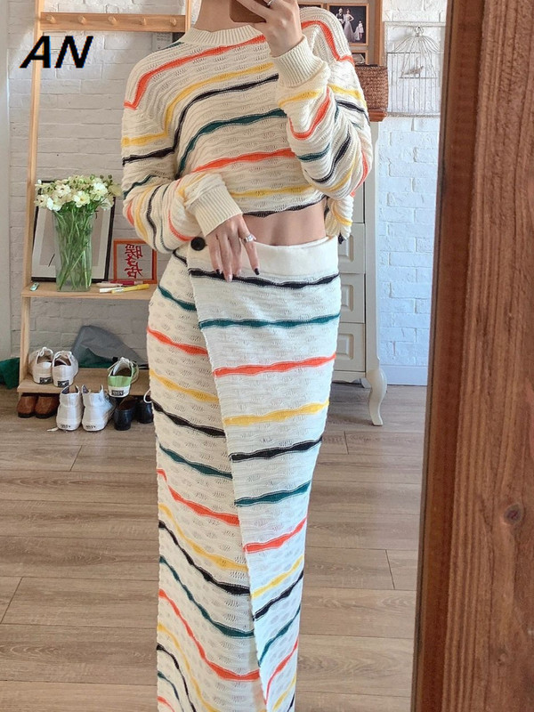 Kompleti suknji Pleteni džemper Jesen Novi elegantni ženski gornji dio s duginim prugama Ženska odjeća s podijeljenim omotom na bokove za 2023.