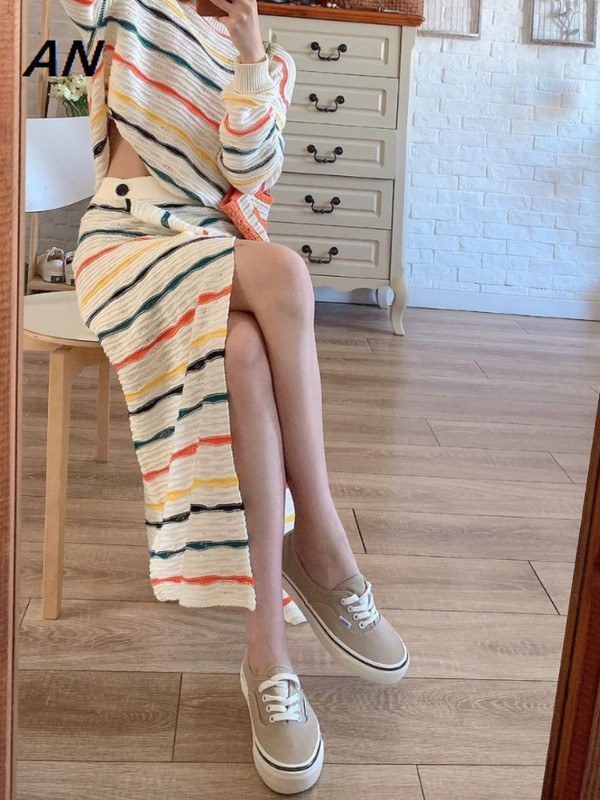 Kompleti suknji Pleteni džemper Jesen Novi elegantni ženski gornji dio s duginim prugama Ženska odjeća s podijeljenim omotom na bokove za 2023.