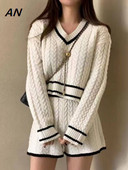 Jesen Zima Ženski pulover Nova moda V-izrez Kontrast Prženo tijesto Pletiva Komplet crnih kratkih hlača Ženski kompleti od dva dijela