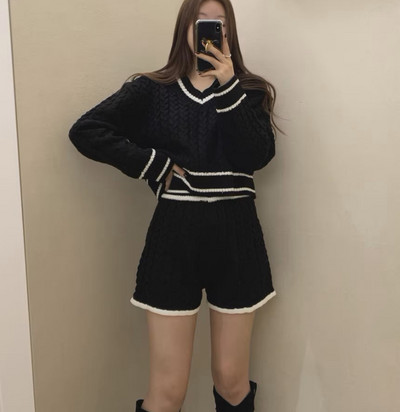 Jesen Zima Ženski pulover Nova moda V-izrez Kontrast Prženo tijesto Pletiva Komplet crnih kratkih hlača Ženski kompleti od dva dijela