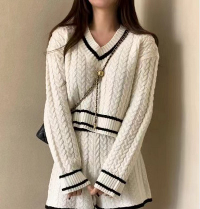 Jesen Zima Ženski pulover Nova moda V-izrez Kontrast Prženo tijesto Pletiva Komplet crnih kratkih hlača Ženski kompleti od dva dijela