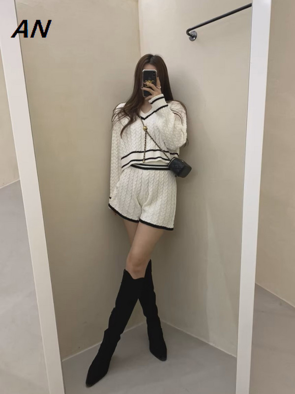 Jesen Zima Ženski pulover Nova moda V-izrez Kontrast Prženo tijesto Pletiva Komplet crnih kratkih hlača Ženski kompleti od dva dijela