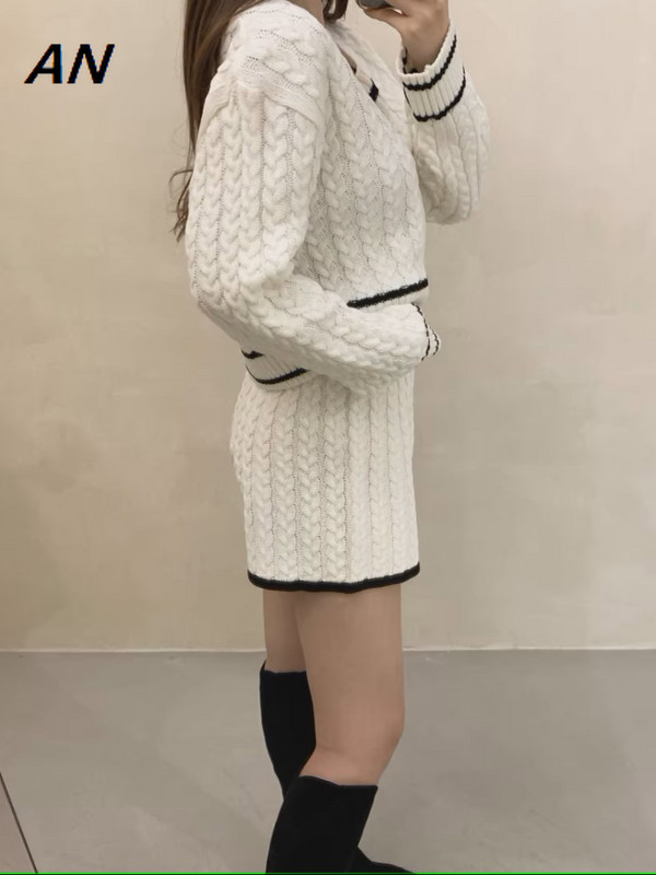 Jesen Zima Ženski pulover Nova moda V-izrez Kontrast Prženo tijesto Pletiva Komplet crnih kratkih hlača Ženski kompleti od dva dijela