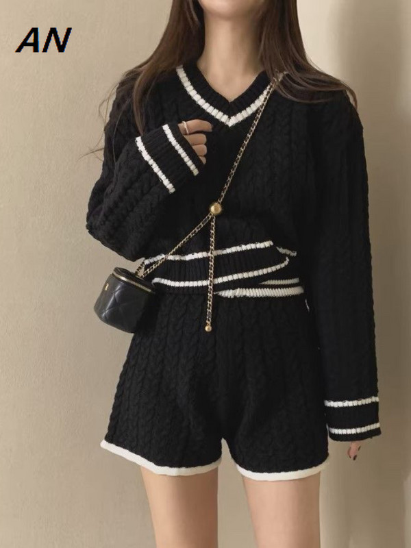 Jesen Zima Ženski pulover Nova moda V-izrez Kontrast Prženo tijesto Pletiva Komplet crnih kratkih hlača Ženski kompleti od dva dijela
