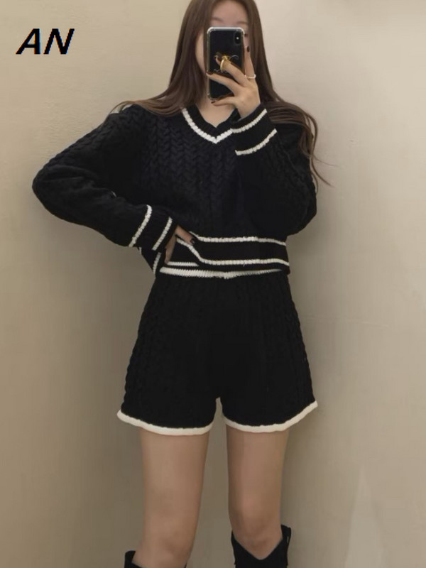 Jesen Zima Ženski pulover Nova moda V-izrez Kontrast Prženo tijesto Pletiva Komplet crnih kratkih hlača Ženski kompleti od dva dijela