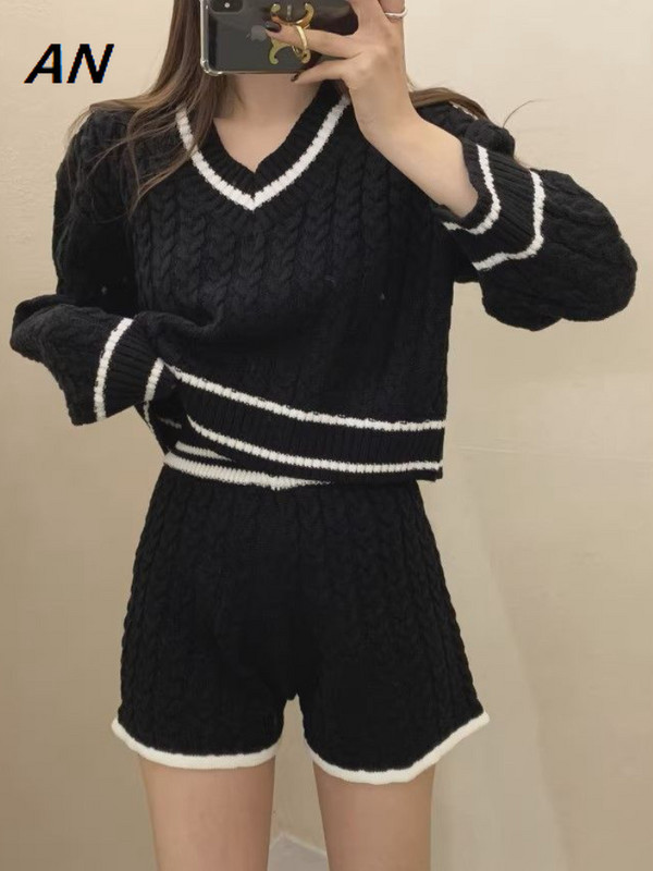 Jesen Zima Ženski pulover Nova moda V-izrez Kontrast Prženo tijesto Pletiva Komplet crnih kratkih hlača Ženski kompleti od dva dijela