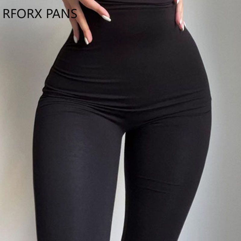 Ženski jednobojni uski kombinezon s dubokim V izrezom. Seksi plesni kombinezon