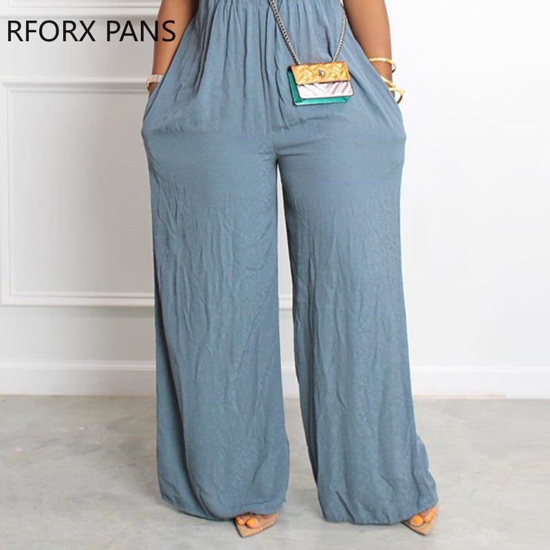 Ženski traper kombinezon sa širokim nogavicama i debelim remenom, jednobojni pastelni dekor