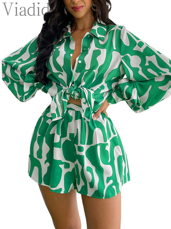 Naiste prindiga revääriga pikkade varrukatega vabaaja särgi ja kõrge vöökohaga sirgete lühikeste pükste komplekt