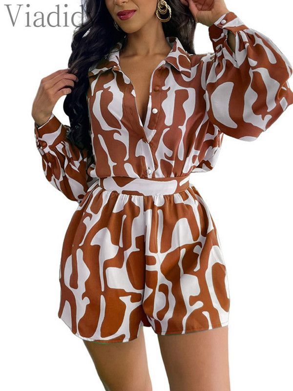 Naiste prindiga revääriga pikkade varrukatega vabaaja särgi ja kõrge vöökohaga sirgete lühikeste pükste komplekt