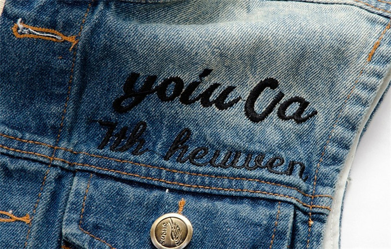 Нова къса синя мъжка лятна жилетка Корейски тънки дънкови жилетки без ръкави за мъже Едноредни дупки 95% памук Дънки Жилетка Мъжки