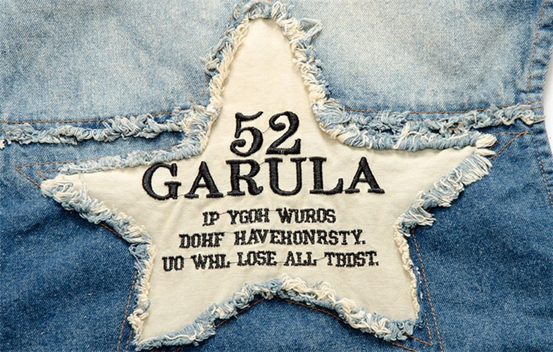 Нова къса синя мъжка лятна жилетка Корейски тънки дънкови жилетки без ръкави за мъже Едноредни дупки 95% памук Дънки Жилетка Мъжки