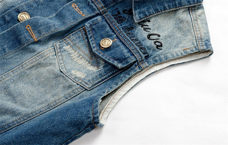 Нова къса синя мъжка лятна жилетка Корейски тънки дънкови жилетки без ръкави за мъже Едноредни дупки 95% памук Дънки Жилетка Мъжки