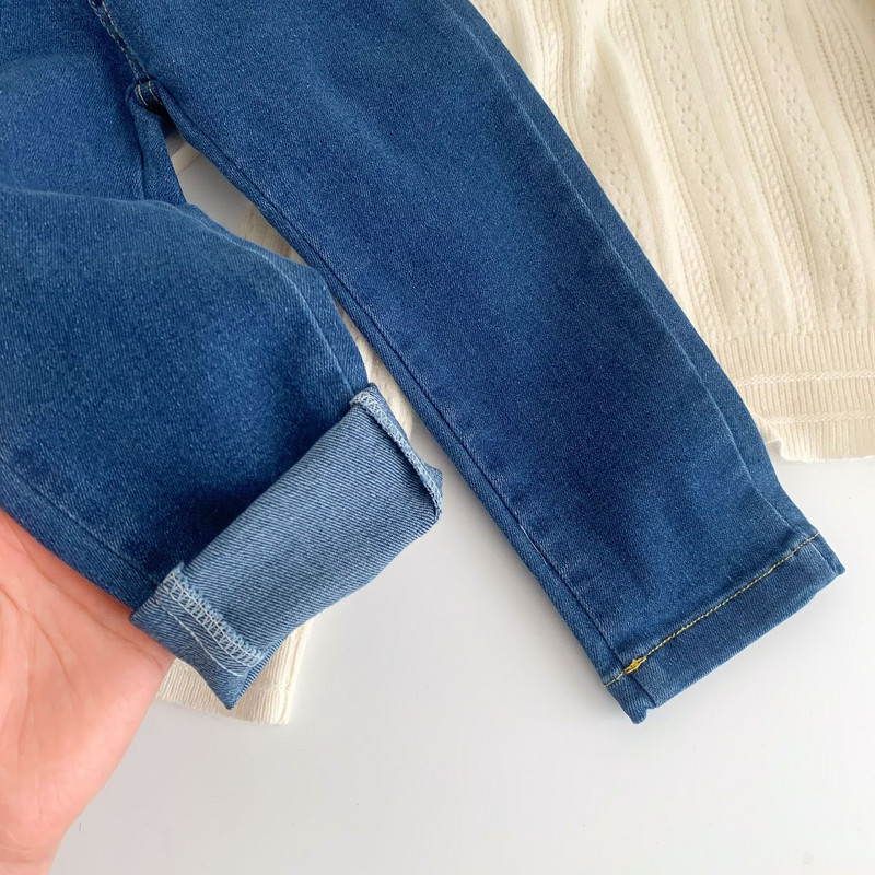 Uske rastezljive traperice u korejskom stilu za jesen 2023