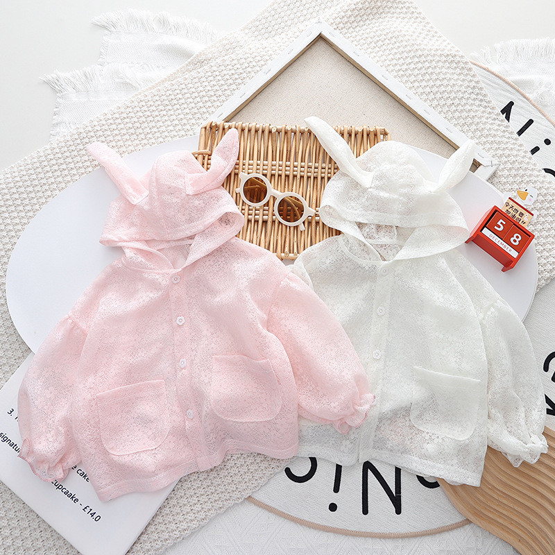 Ρούχα για κορίτσια με αντηλιακή προστασία Χαριτωμένα αυτιά κουνελιού αναπνεύσιμο παλτό με λεπτή κουκούλα 2023 Καλοκαιρινό μωρό παιδικό πουκάμισο κλιματισμού