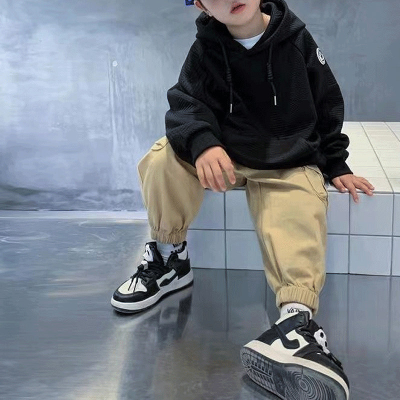 Nova dječja odjeća za proljeće 2023. Raglan Top za dječake Zgodna korejska verzija Jednobojne majice s dugim rukavima i džepovima Trend